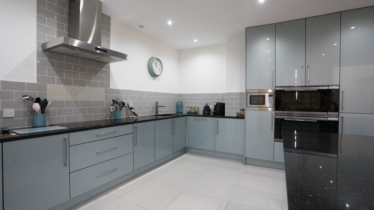 A run of lower cupboard create he perfect space for a sink and cooking hob, an ideal space for preparing meals.